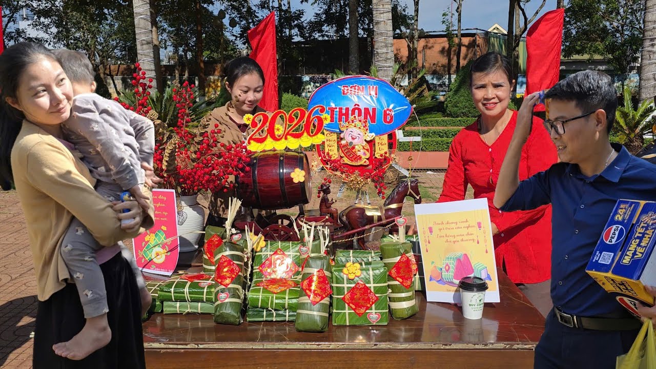 Single mothers celebrate Tet - making banh chung (traditional rice cakes), decorating the house.