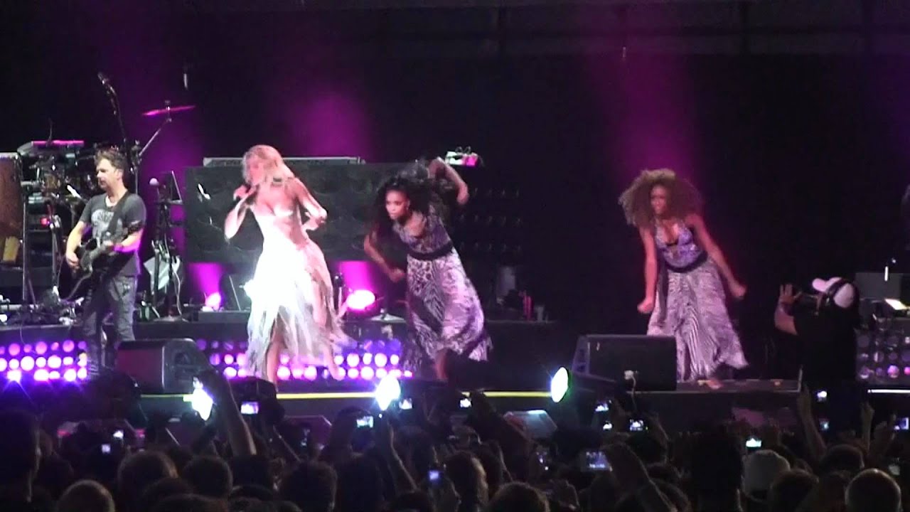 Live in Singapore - Shakira ... Shakira ... Your Hips Don't Lie