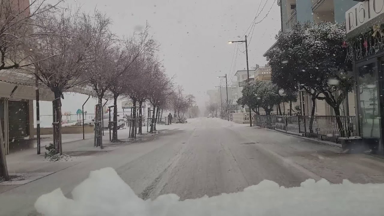 La Romagna imbiancata. La neve arriva anche sulla costa riminese