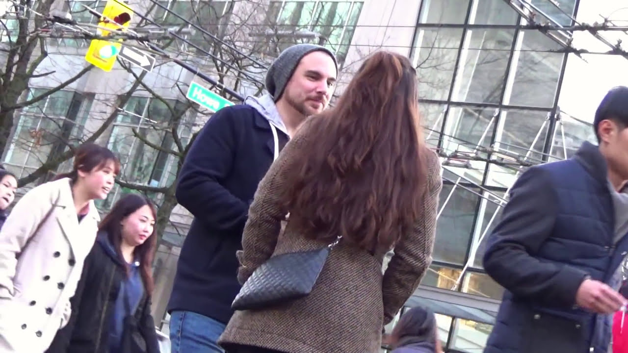 Meeting Women With Direct Compliments | Daygame Example