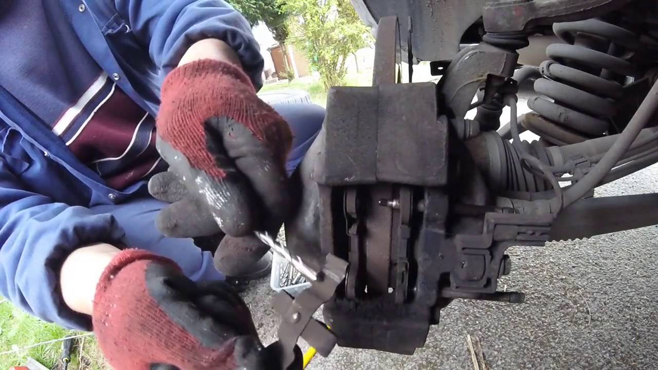 как поменять задние тормозные колодки Mercedes ML 270 CDI 2003