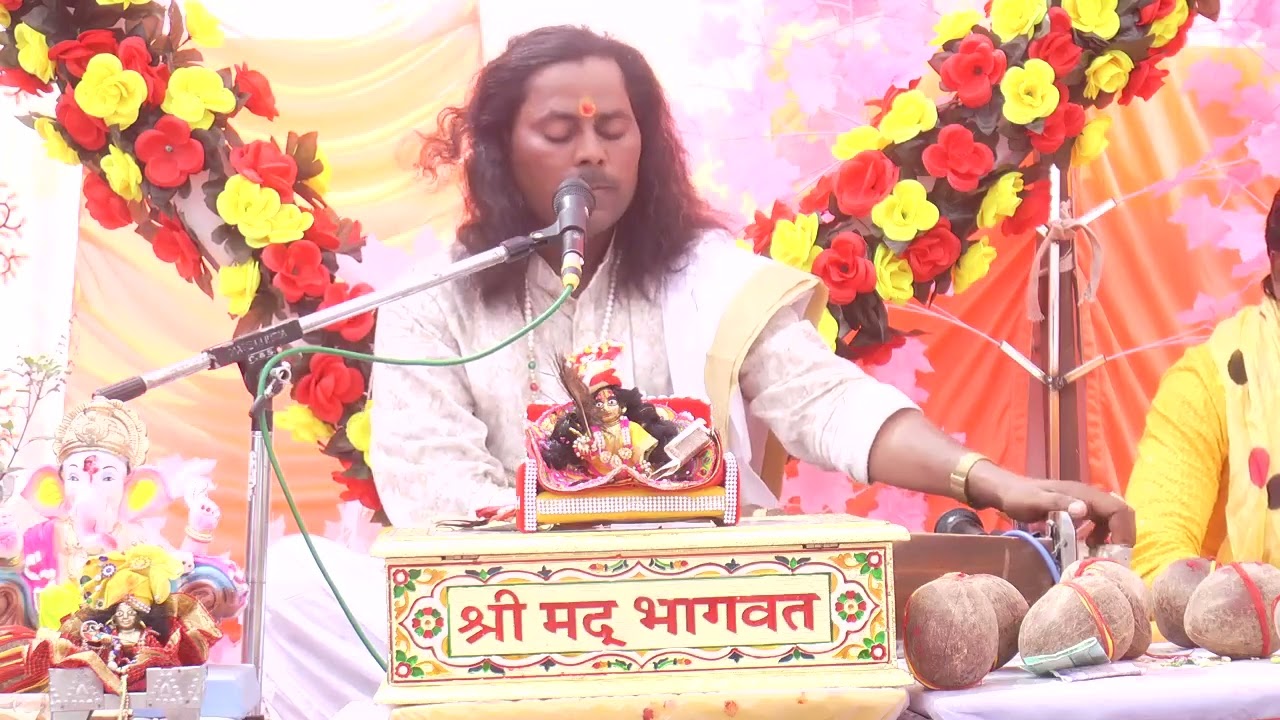 प्रभु की वंदना करते हुए  पंडित विकेश महाराज जी 