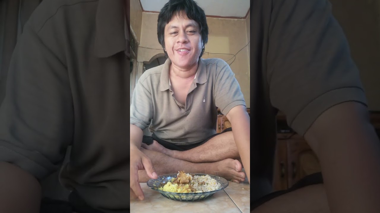 Nasi kuning tambah nasi goreng enak banget bikin kenyang sarapan pagi 