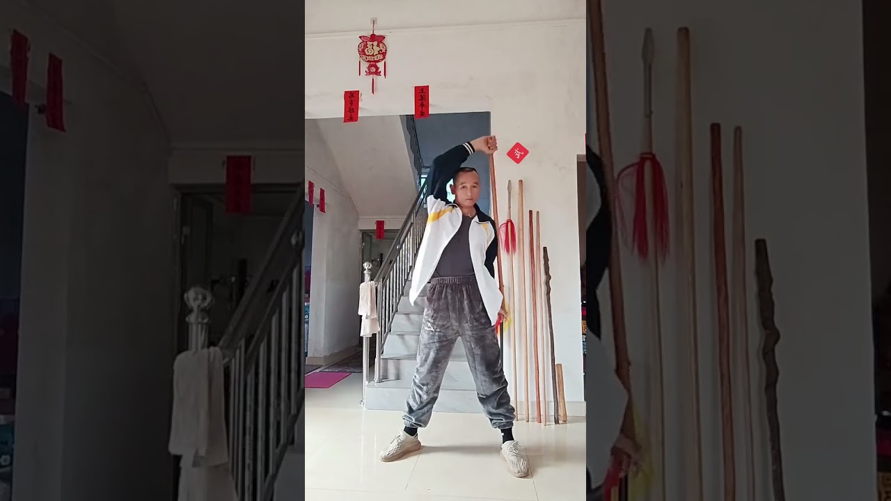 Stretch and press the back to protect the muscles and tendons#Tai Chi Whip for Health Pres