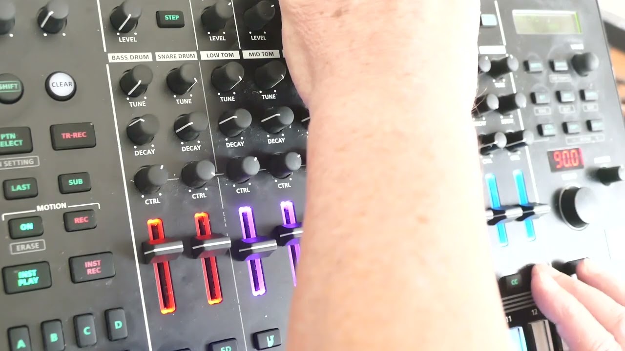 ENDLESS ARP'S AND DRONE CHORDS GO PERFECT TOGETHER ON THE TR-8S !