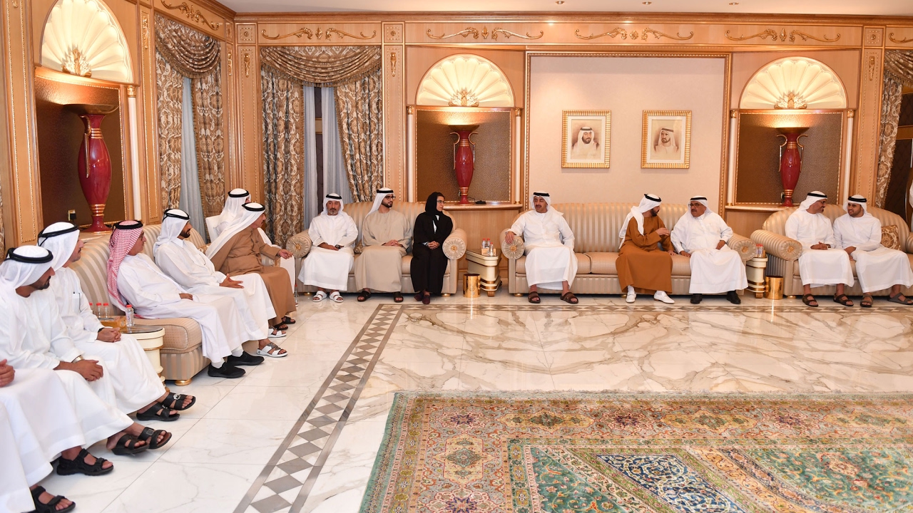 حمدان بن راشد يتلقى تعازي حمدان وعبدالله بن زايد في وفاة شيخة بنت سعيد آل مكتوم