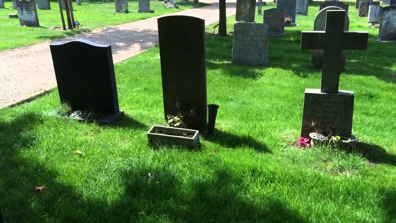 Graves of Benjamin Britten, Peter Pears & Imogen Holst