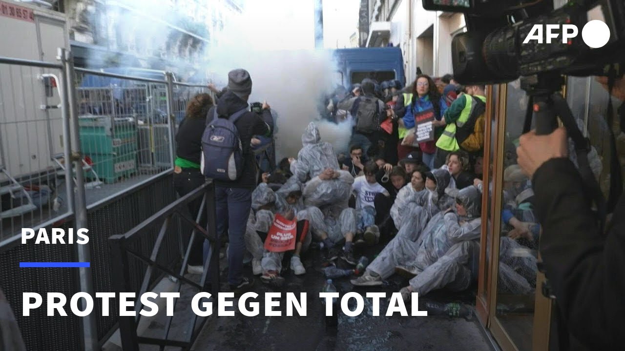 Polizei in Paris treibt Klimaaktivisten mit Tränengas auseinander | AFP