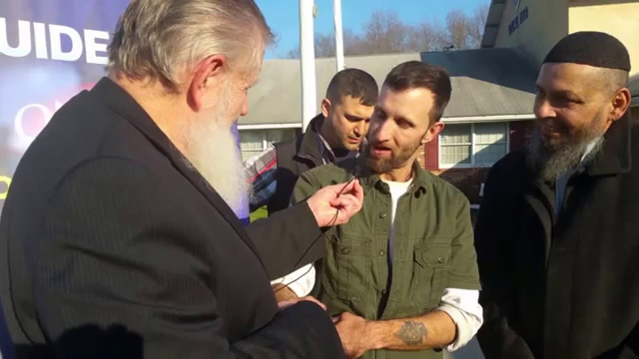Sheikh Yusuf Estes Taking Shahada from a New Revert