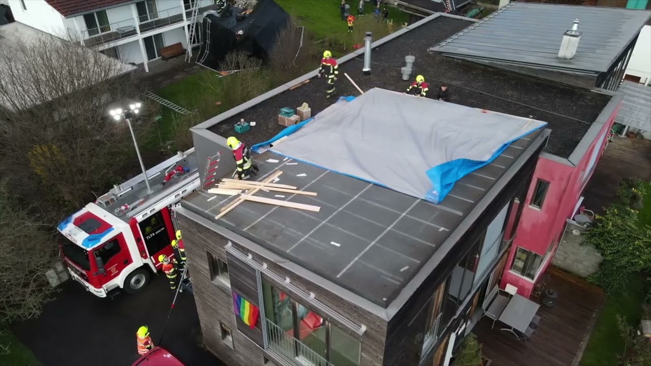 VOL.AT TV | Sturm deckte Hausdach in Satteins ab