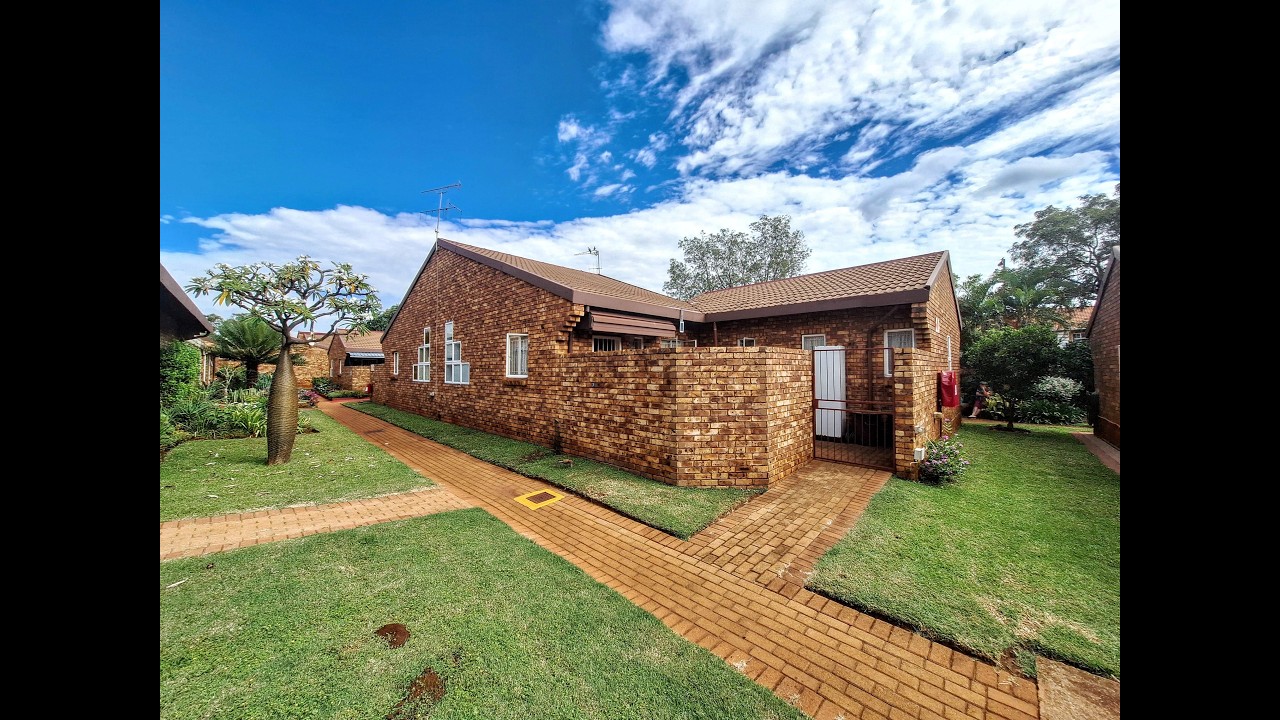 Peaceful & Spacious Townhouse in Secure 50+ Retirement Village