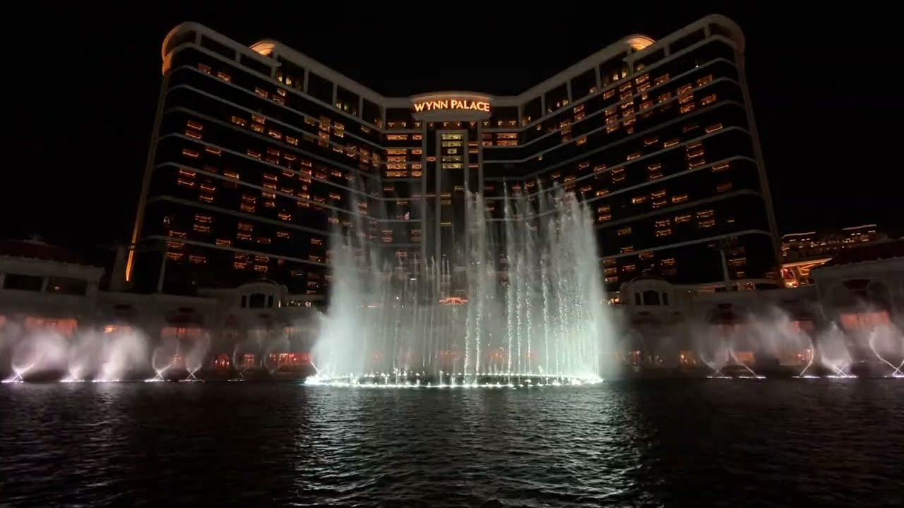 Performance Lake at Wynn Palace Cotai - Gene Kelly - Singin' in The Rain