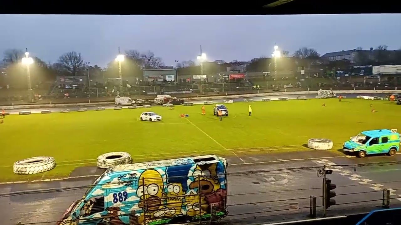 Cowdenbeath racewall van bangers heat 2