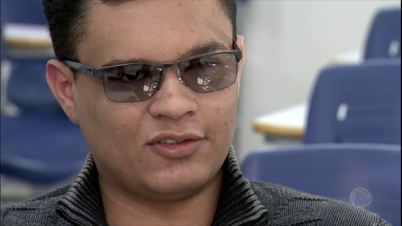Jovem fica cego e não desiste do sonho de fazer faculdade