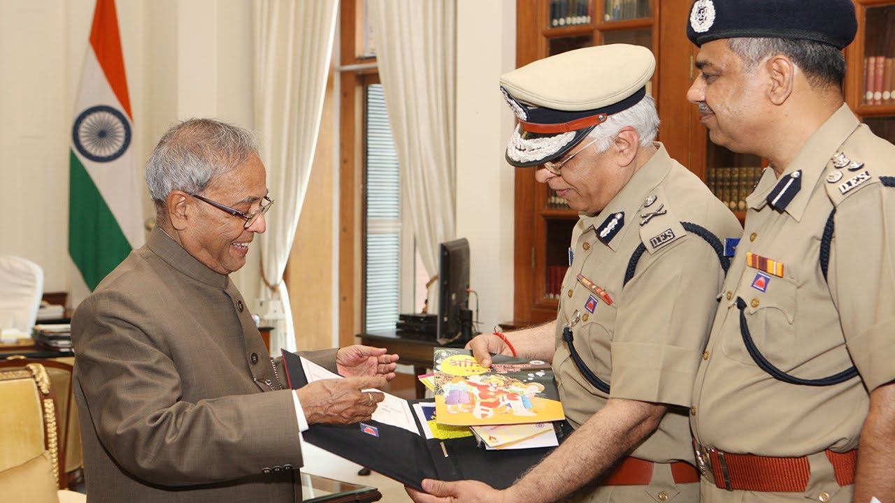 Delhi Fire Service pinning a flag on President Mukherjee on the occasion of Fire Service Week