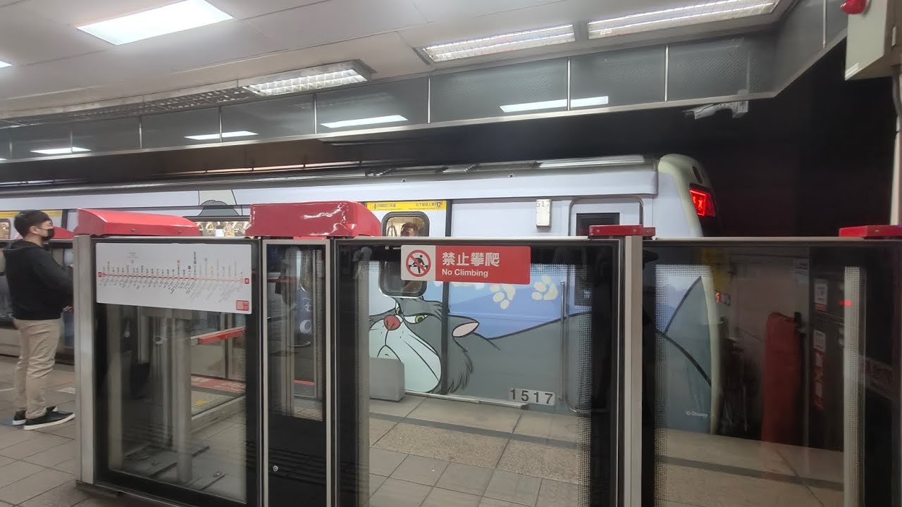 台北捷運淡水信義線C381 迪士尼貓狗主題列車