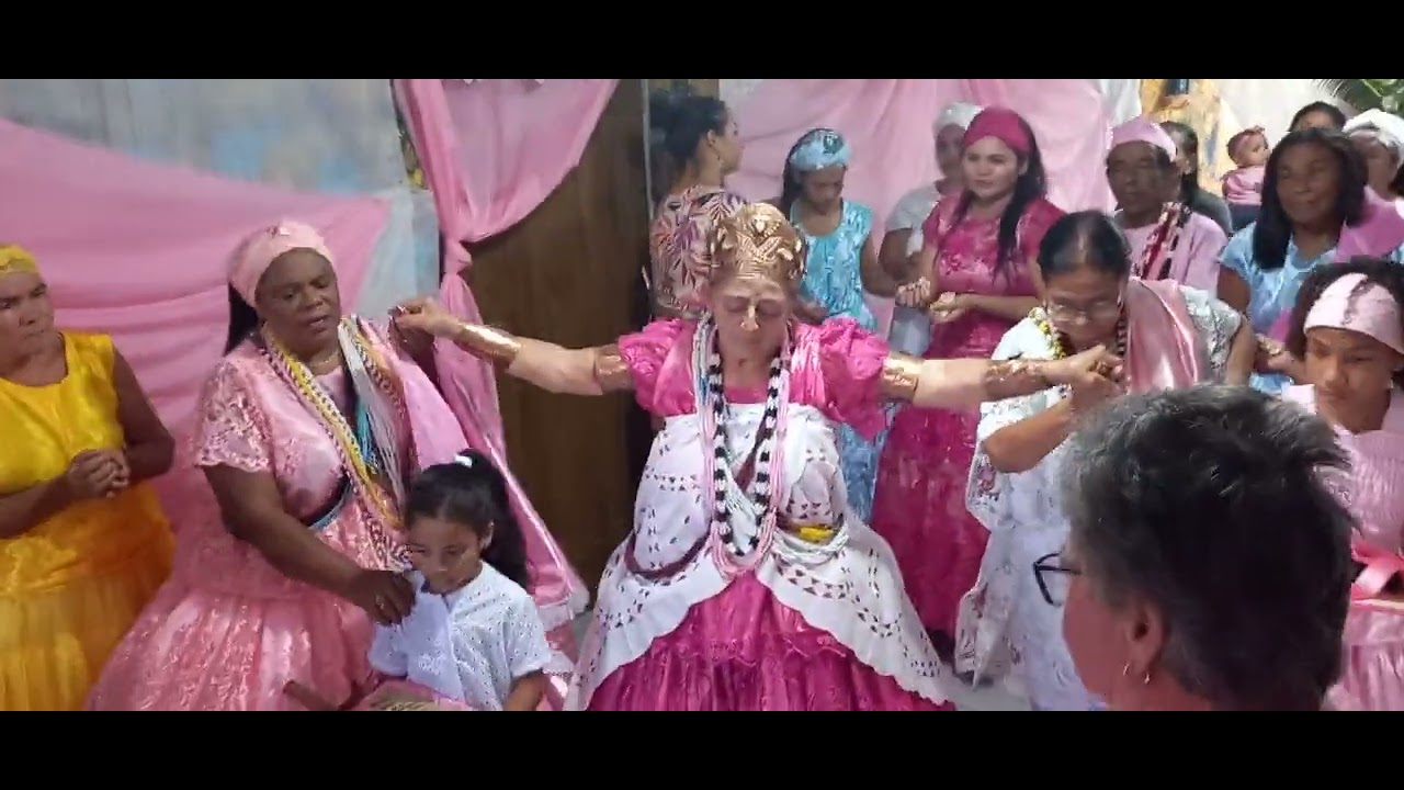 A mãe pequena do terreiro de mãe Nina da Oxum Luzia de Iançã conclui sua obrigação. 29/10/2022.(1)