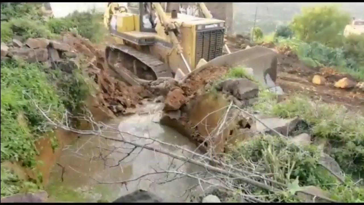 البريكه الثانيه يتم ردمها وكبسها ووصول دكاكة الزفلت والعمل في العباره الثالثه