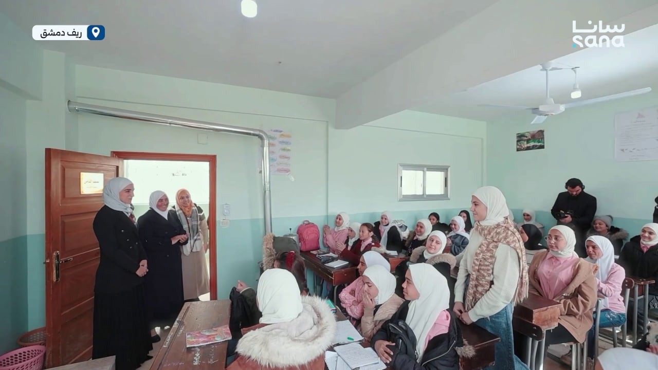 من زيارة عقيلة فخامة الرئيس أحمد الشرع السيدة لطيفة الدروبي إلى مدرسة 