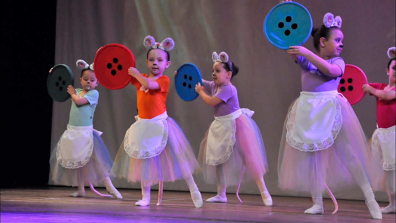 Cena 14 - Apaixonante! Lindas ratinhas costureiras da Cinderela! Babyclass do musical Cinderella