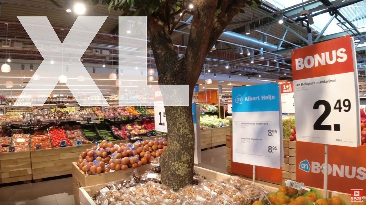 Albert Heijn XL supermarkt in Hulst Nederland Februari 23, 2022