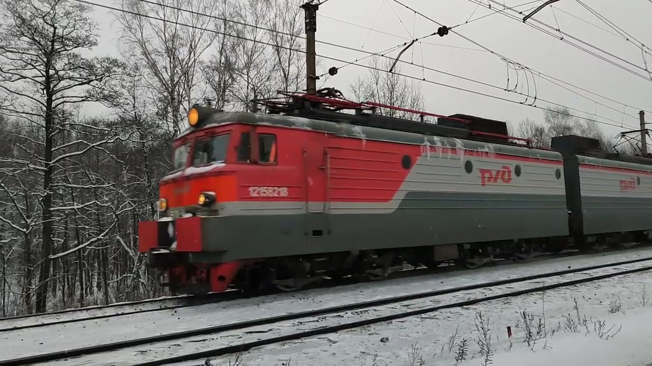 Электровоз ВЛ11-411 с полувагонами и приветливой бригадой.
