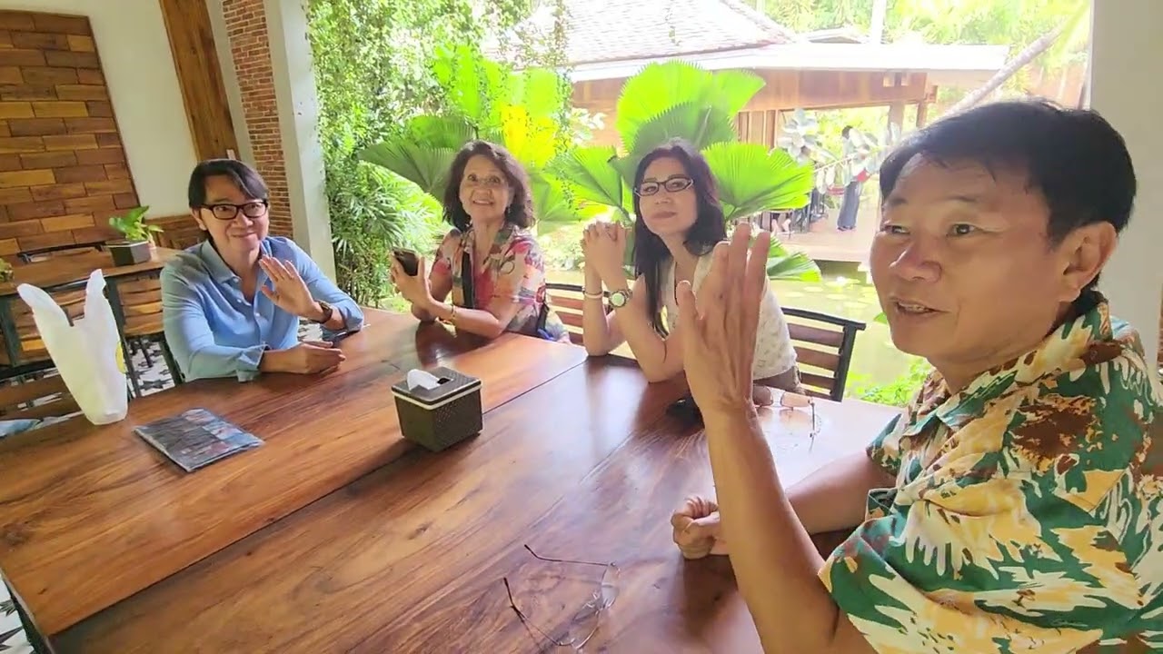 ញ៉ាំអាហារថ្ងៃត្រង់នៅភោជនីយដ្ឋានមួយបែបធម្មជាតិនៅជិតសៀមរាប