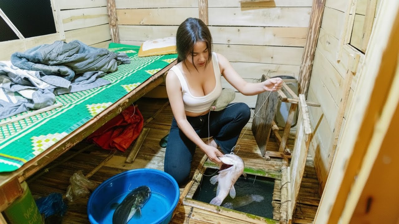 The beautiful girl went catfishing alone at night and caught a lot of catfish.