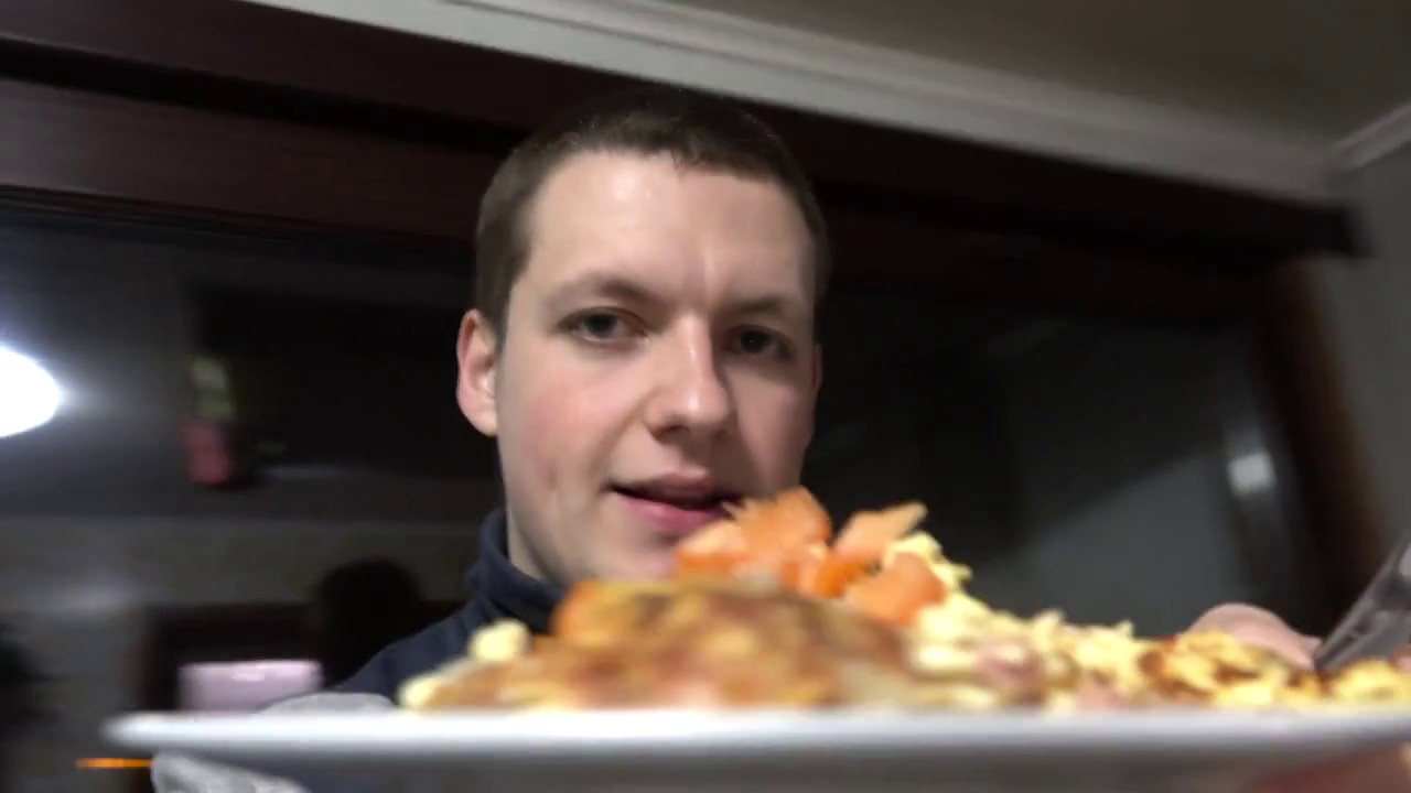 Omelet met kaas, tomaat, ham en champignons Budget food.