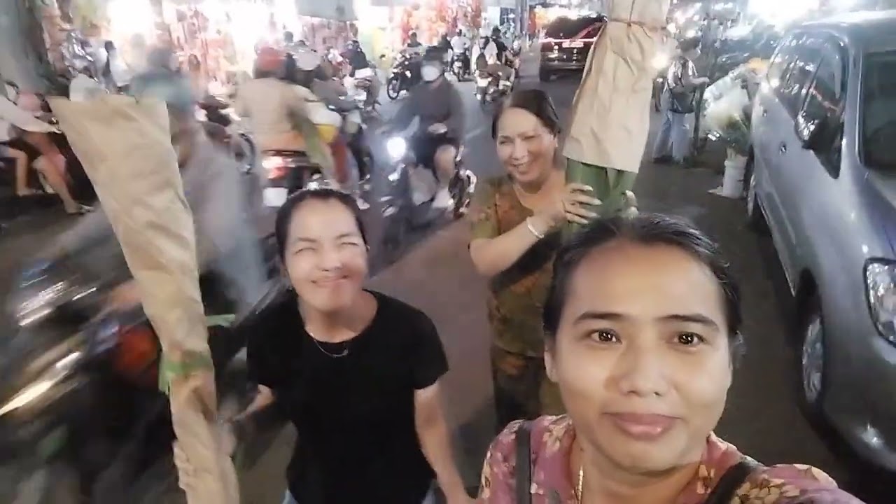 Về nhà đi chợ Tết  trang trí nhà ,và gói bánh Tét . 