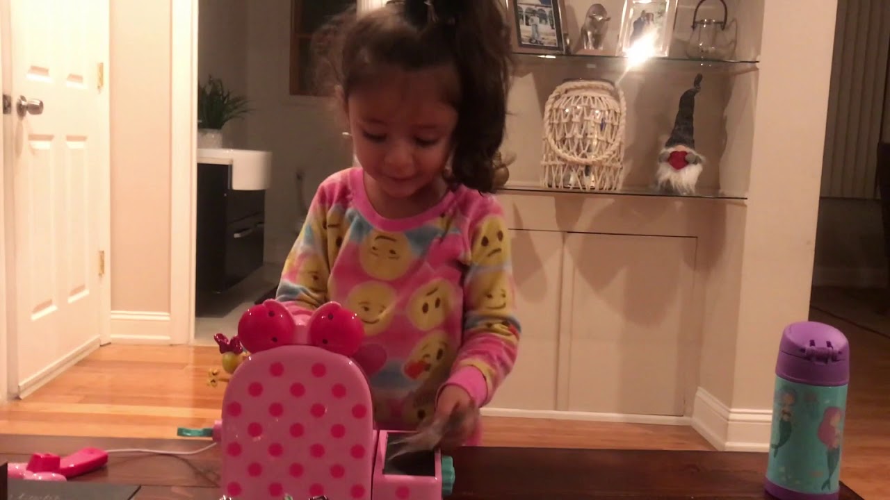 Dalia, the kid cashier