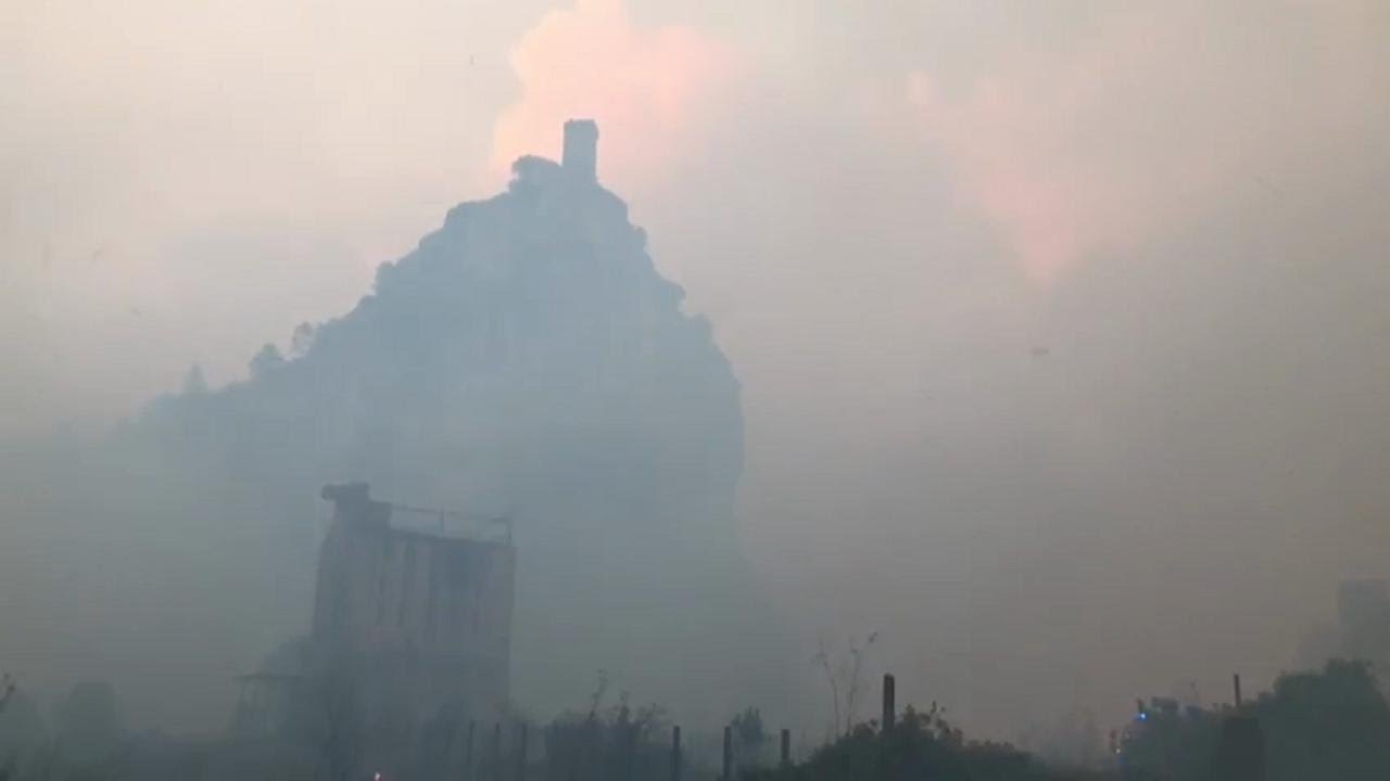 Inferno sul monte Serra: le fiamme minacciano Caprona