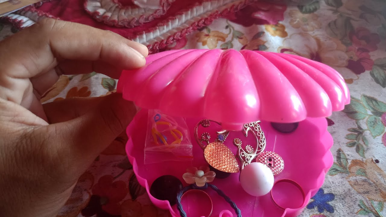 Kerang pink ajaib berisi hadiah yang indah