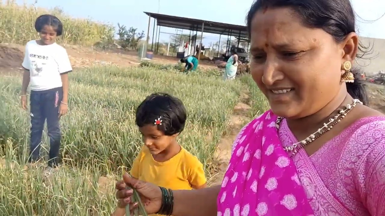 दोघी जावा जावा  मला येताना रानातले भाजीपाला आणि वांगी दिली 🥰🌿