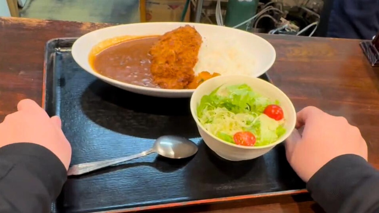 Japanese salarymen eating katsu curry after bathing at a super sentō