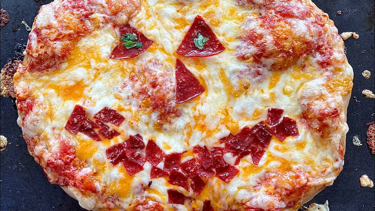 Halloween pizza in a pumpkin shape (easy recipe!)