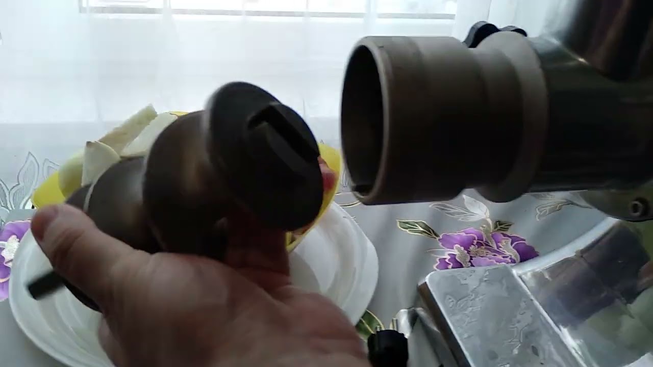 Переработка мяса на промышленной мясорубке.