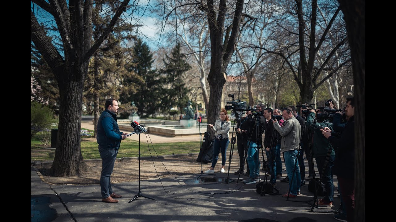Ujhelyi Istv&aacute;n tiszt&aacute;zza, ki &uacute;j&iacute;totta fel a h&aacute;z&aacute;t!