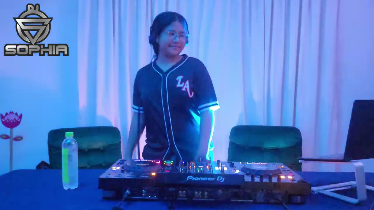 DJ SOPHIA PRESENTS A OLD SCHOOL MIX