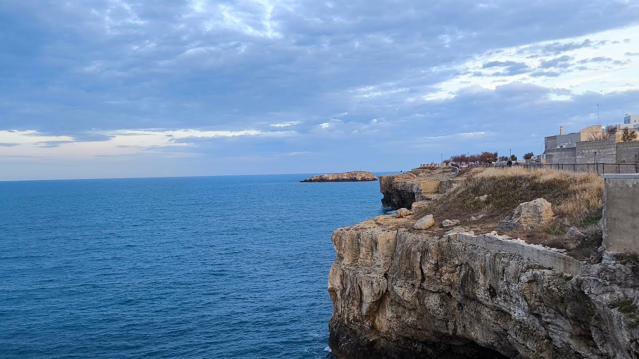 🌅 Polignano a Mare: il Cuore Selvaggio della Puglia! 🇮🇹❤️ Grotta Ardito e Lungomare da Sogno 🌊