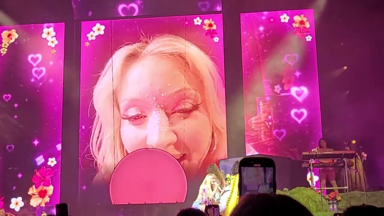 Zara Larsson singing for her boyfriend Lamin - Puss puss - Avicii Arena Stockholm 28. November 2025