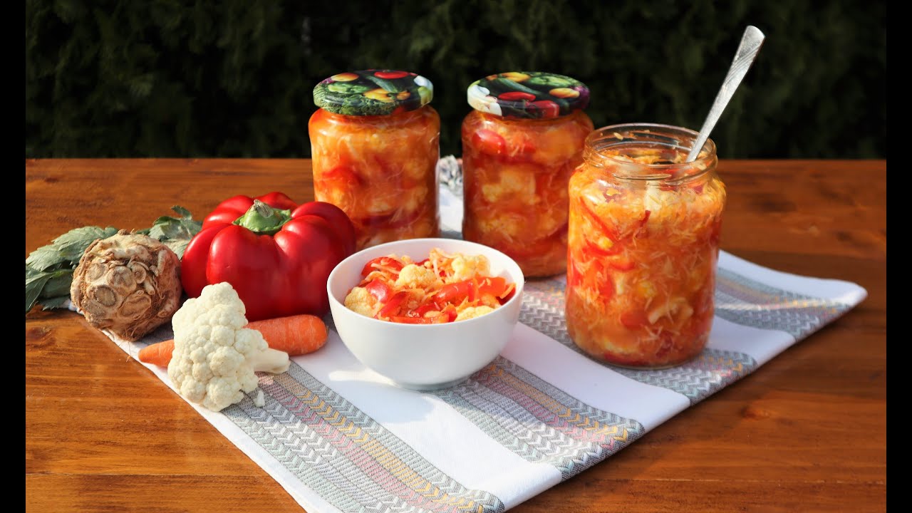 Зимние соленья с сельдереем, морковью и цветной капустой (овощной салат)