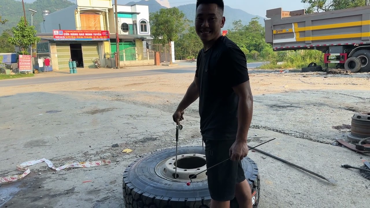 Rescue and replacement of tire of 80-ton cargo tractor that exploded at Quan Ba ​​Gate Pass