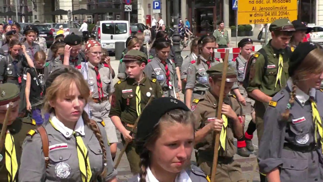 Zlot Chorągwi Stołecznej ZHP 2014 Przemarsz, uroczyste zakończenie zlotu na Placu Piłsudskiego.
