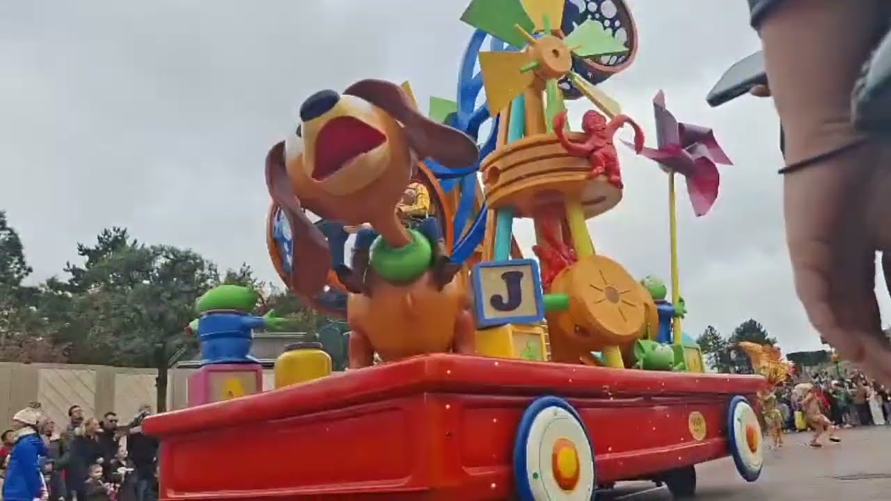 Disneyland Paris - Disney Characters Parade