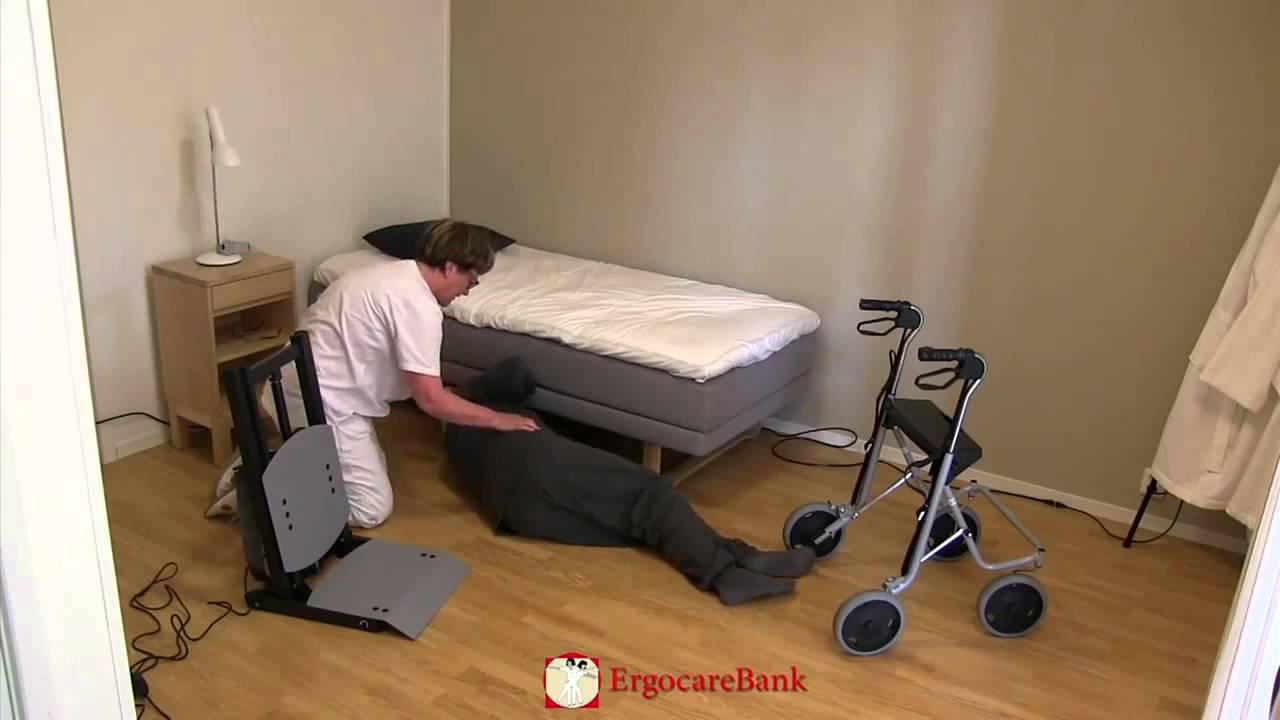 06 Bert se levanta del suelo con una silla para levantarse ES