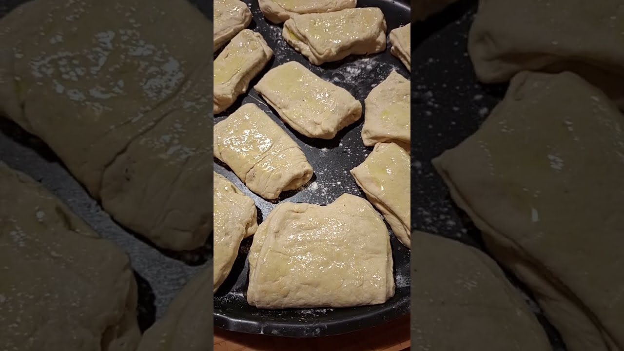 Preparazione panini all'olio aperti
