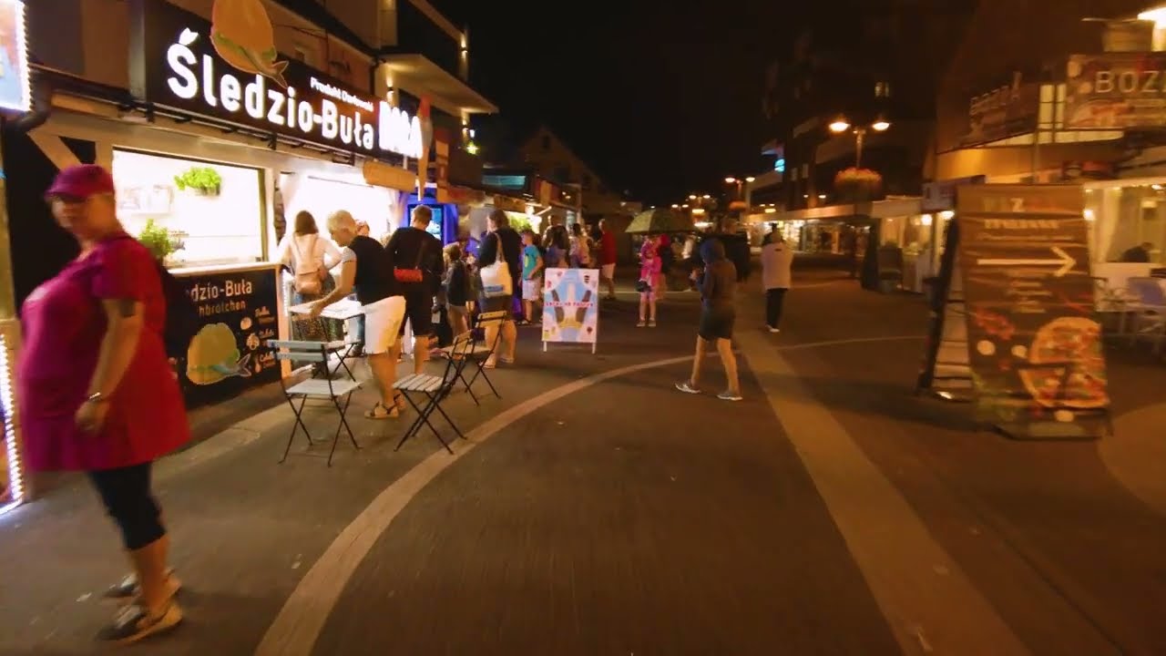 Darłowo nocą, ludzie na ulicy! [4k]