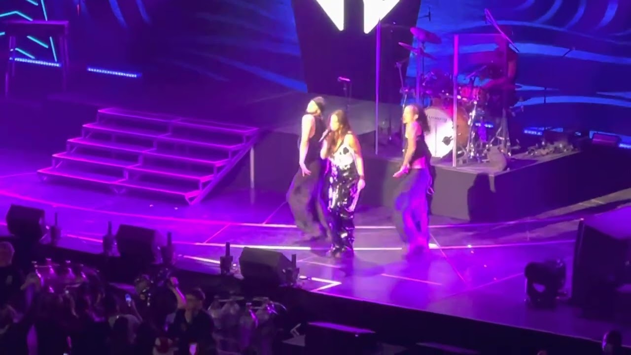 Tate McRae (Hot 99.5’s Jingle Ball) - Stupid (Live) @ Cap 1 Arena, Washington, DC; Dec 13, 2022