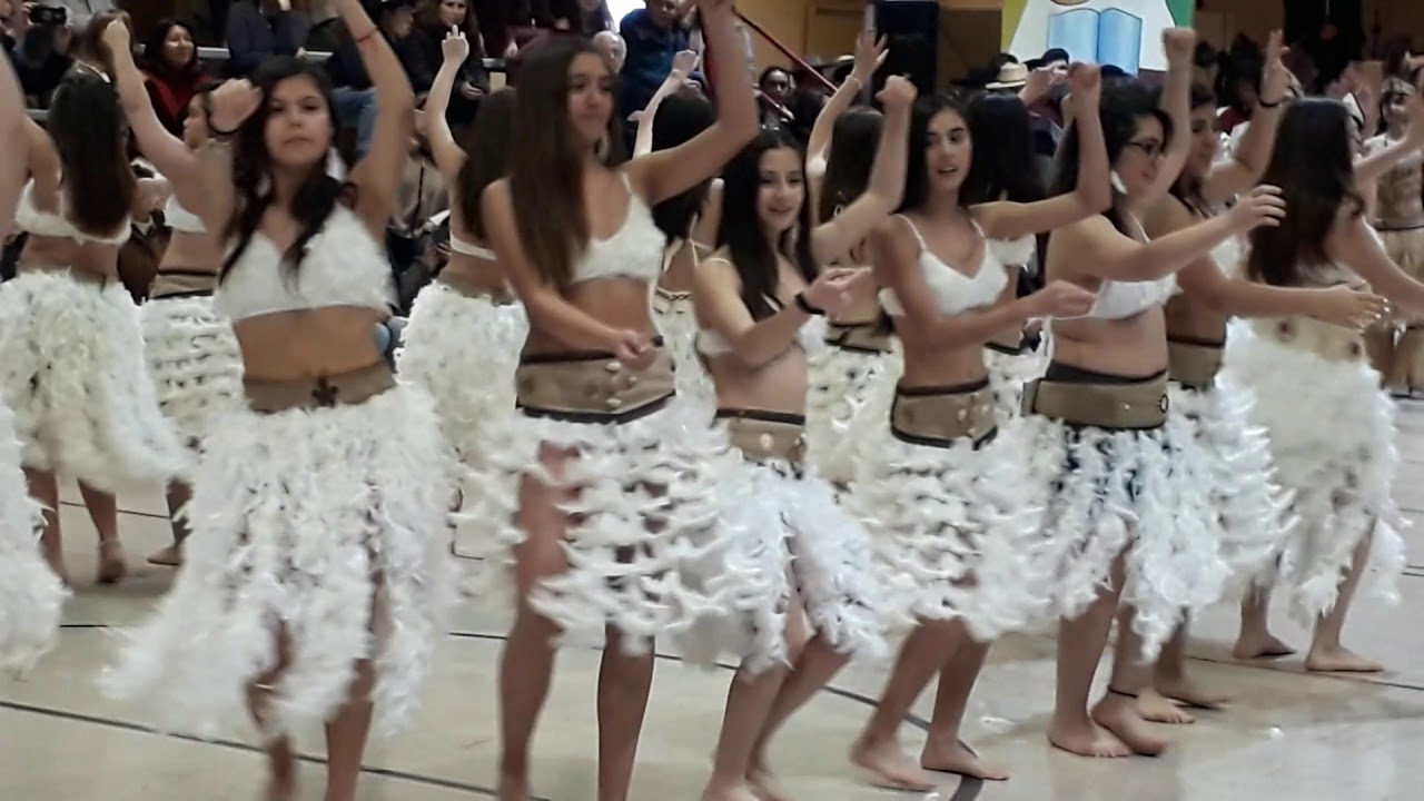 Colegio Universitario Inglés - 8vo - baile pascuense